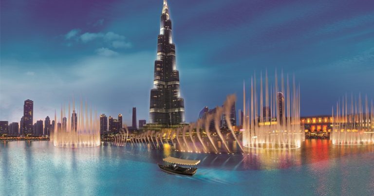 Noční Dubaj se svou dominantou.