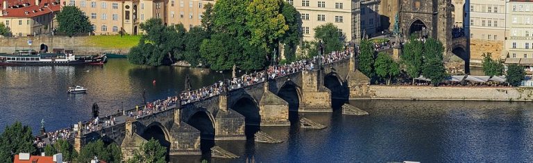 Povodeň v roce 1342 strhla v Praze Juditin most. Později ho nahradil Karlův.