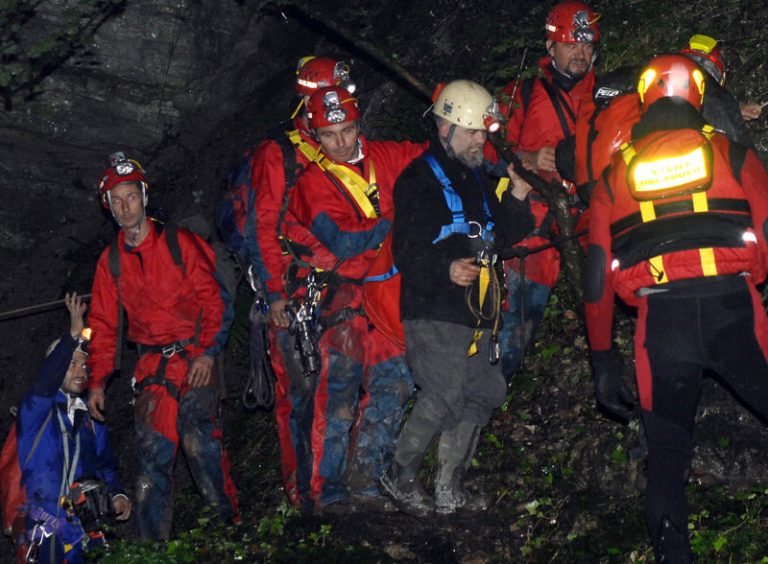 Před 25 lety Italský jeskyňář a sociolog Maurizio Montalbini stráví sám 366 dní.