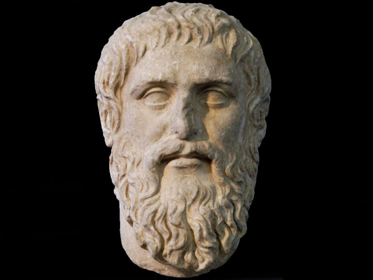 Soudě podle jeho spisů měl Platón k Sókratovi velice blízko a téměř všechno, co o Sókratovi víme, víme od Platóna.
