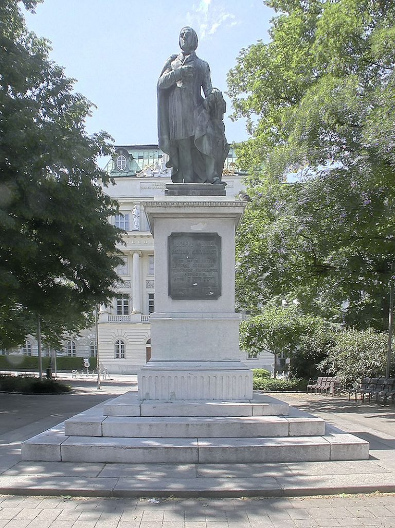 Dnes má Ressel pomník před vídeňskou technikou, jeho současníci si ho ale moc nevážili. Nezabezpečili ani jeho vdovu.