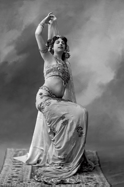 Mata Hari doplatila na svoji naivitu. Byla chycena a popravena zastřelením.