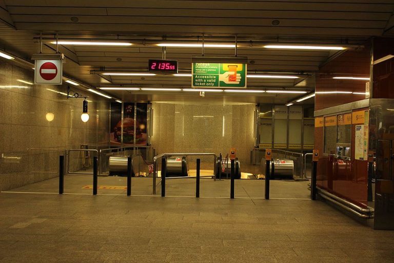 Ve vestibulu stanice metra Křižíkova najdete památku na slavného vynálezce - repliku jeho obloukové lampy.