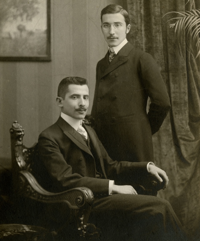 Stefan Zweig (vpravo) spolu se svou ženou zvolili sebevraždu pomocí léku Veronal.