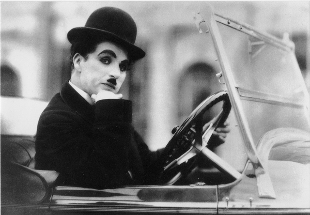 Charlie Chaplin byl údajně velmi náruživý, ale k ženám i krutý.