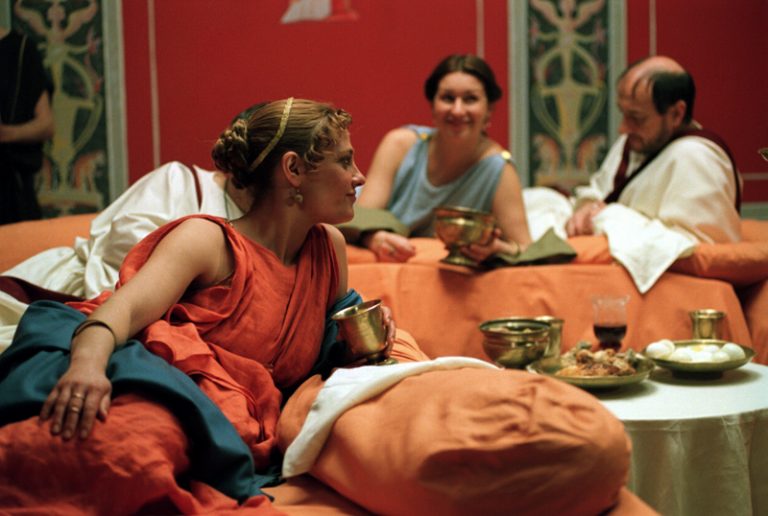 Římské hostiny jsou typické výběrem jídla i vína. Účastníci si také neváhají udělat pohodlí - jedí napůl vleže.