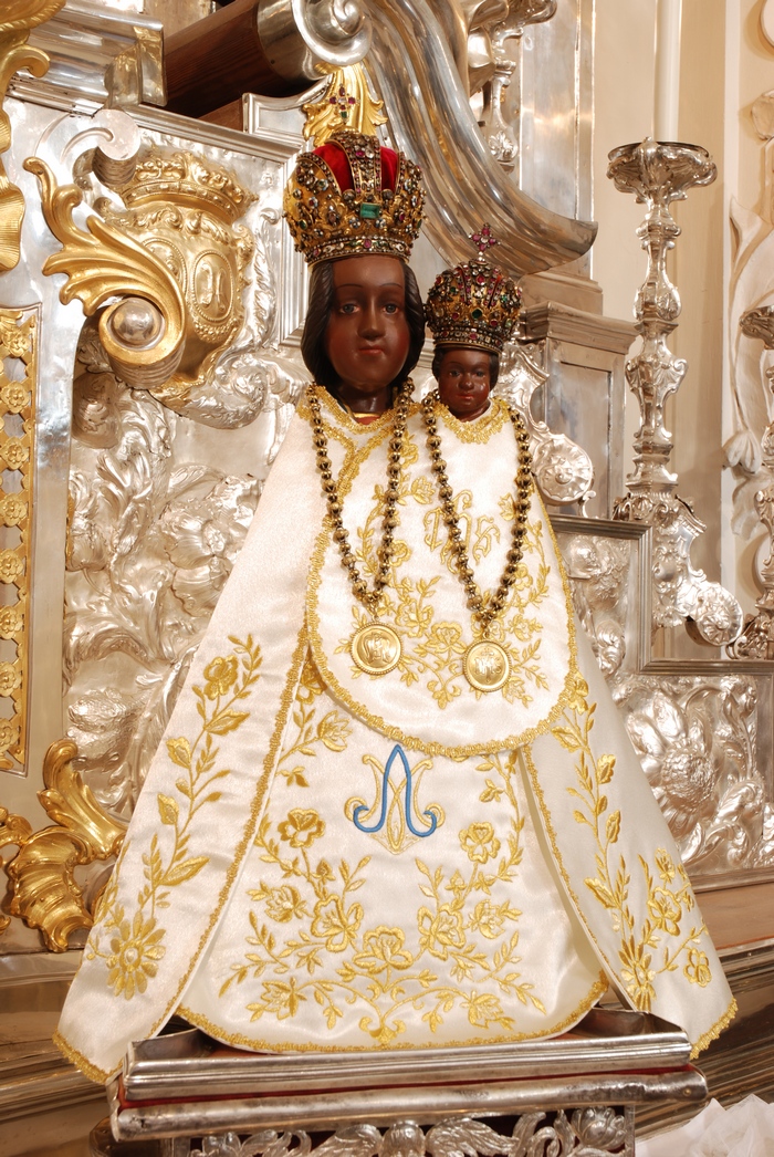 Milostná soška Panny Marie z hruškového dřeva má k dispozici mnoho různých šatů.