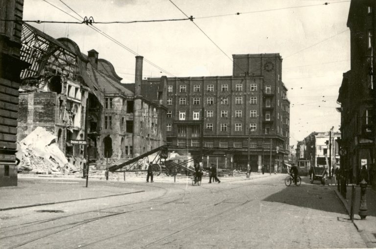 Tramvajová doprava v poválečném vybombardovaném Ústí nad Labem.