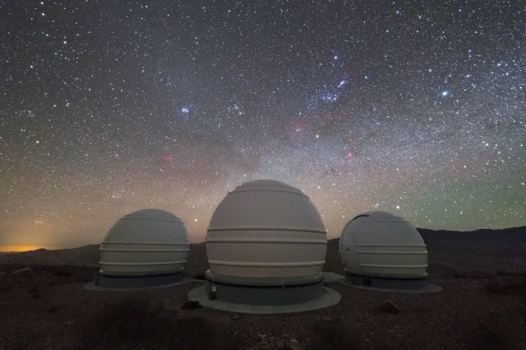 Dalekohledy nového národního projektu ExTrA umístěné na observatoři La Silla v Chile.