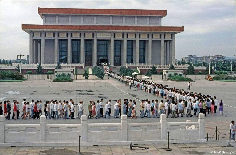 Na náměstí Nebeského klidu se na vůdce stojí fronty.