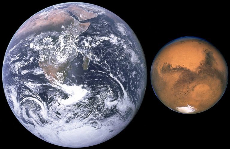 Srovnání velikosti Země a Marsu.