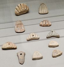 K počítání se v obchodní praxi využívají hliněné žetony nejrůznějších tvarů.