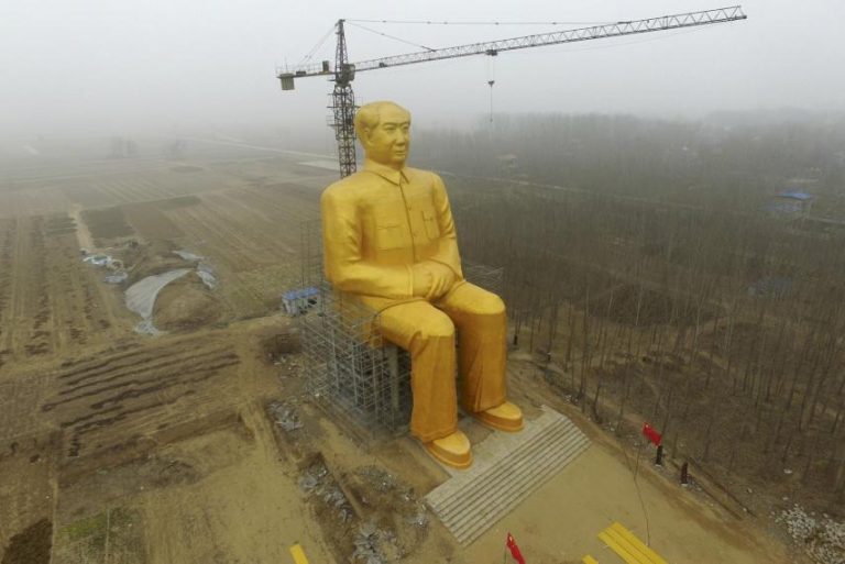 Zlatému Ce-tungovi to slušelo více. Narozdíl od mumie, jeho monstrózní socha už byla rozebrána.