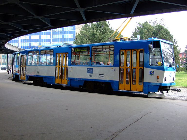 Tramvaj T6A5 u hlavního nádraží.