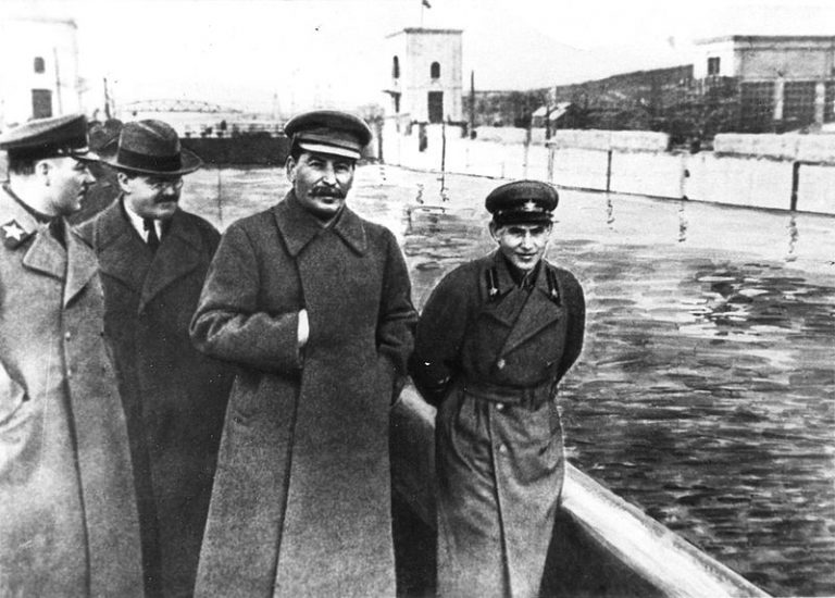 Vorošilov, Molotov, Stalin a Ježov při inspekci u Bělomořského kanálu.