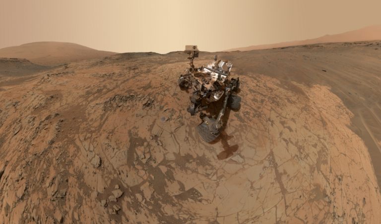 Sonda Curiosity se po Marsu pohybuje již více než 2 000 solů.