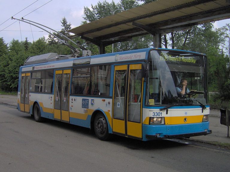 Ostravský nízkopodlažní trolejbus Škoda 21Tr na smyčce Důl Heřmanice.