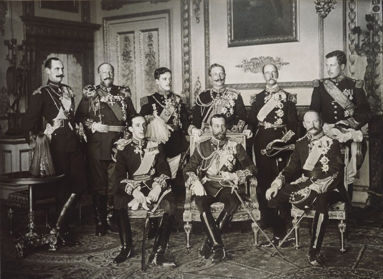 Na pohřbu britského krále Edwarda VII. se v roce 1910 sešla evropská panovnická smetánka. Vilém II. stojí v zadní řadě jako čtvrtý zleva. Zesnulý monarcha byl jeho strýcem. Z anglického džentlmenství si však německý císař neodnesl nic…