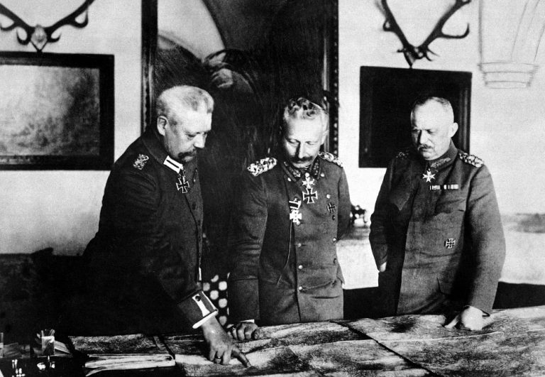 Se svými generály. Hindenburg (vlevo) a Ludendorff de facto vládnou místo něj…