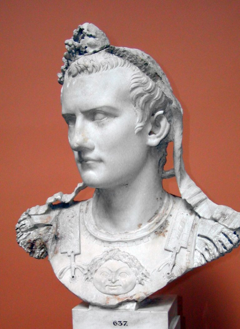 Císař Caligula svého koně miluje natolik, že mu dopřeje i politickou kariéru.
