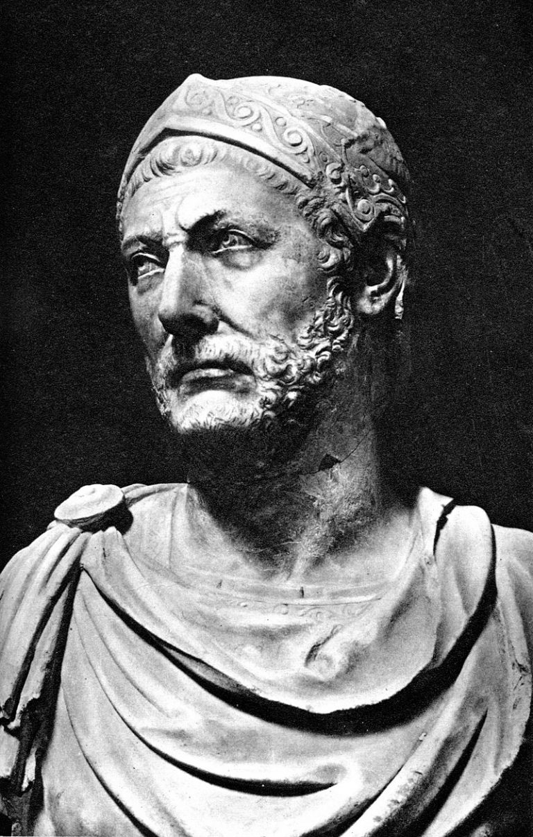 Když se lidé bojí, že Hannibal ovládne Řím, vejde v platnost zákon, podle kterého musí lidé přebytky odevzdávat do státní kasy.
