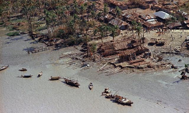Tajfun zvedl hladinu řeky Gangy, která pustošila vše, co jí přišlo do cesty.