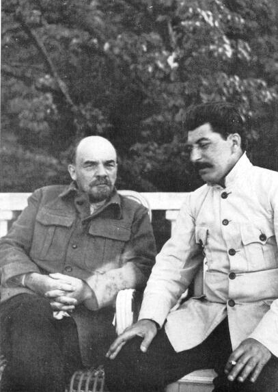 Vladimír Iljič Lenin předpokládá, že tajná policie bude na přechodnou dobu, ale Josif Vissarionovič Stalin začne s její pomocí s tvrdými čistkami.