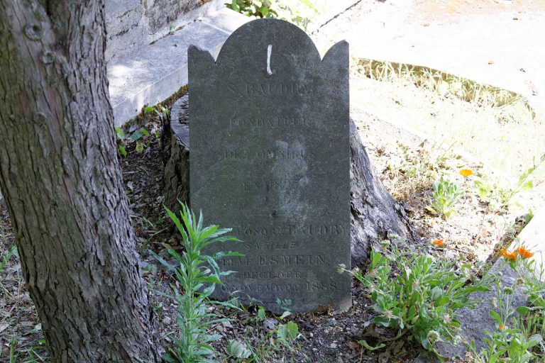 Hrob Stanislase Baudryho na hřbitově Pére Lachaise. Vezme si život, když přijde na mizinu kvůli rostoucím cenám krmiva.