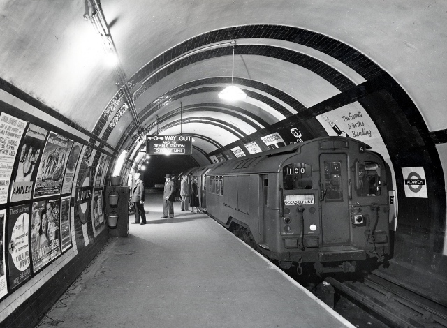 Tunely nejstaršího metra světa sloužily ve válce jako kryt pro civilisty. Na snímku stanice Aldwych v roce 1940.