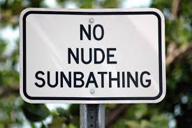 Neslunit se nahý. Někde je nudismus zakázaný, známý seismolog ho ale propaguje.