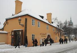 Na místě někdejšího rudolfinského zvěřince u Pražského hradu se dnes nachází restaurace.
