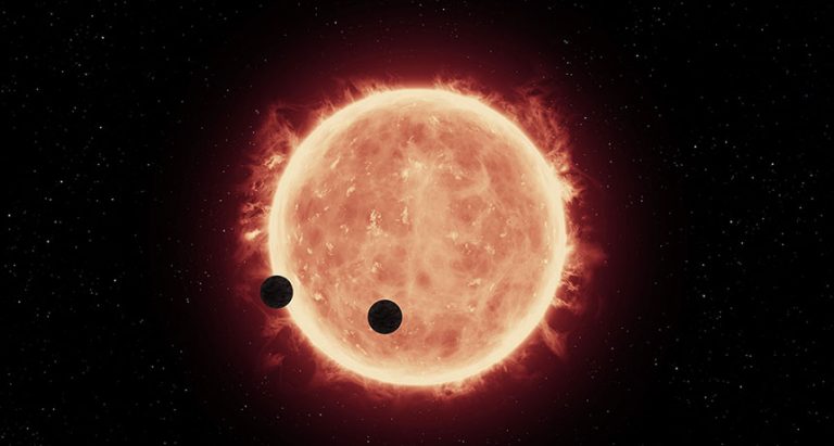 Celkem tři planety obíhají mateřskou hvězdu v obyvatelné zóně.