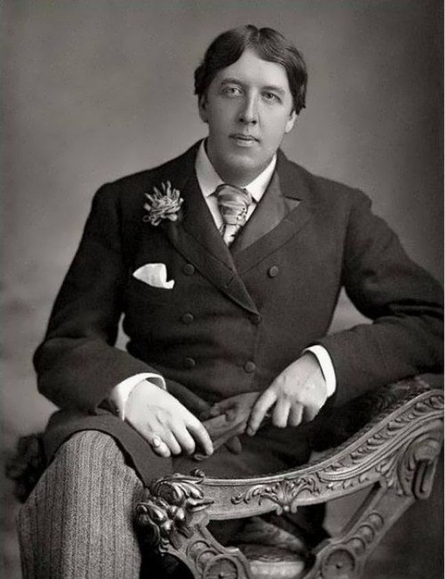 Trendů dbalý Oscar Wilde se nezdráhá svým prstenem řádně chlubit.