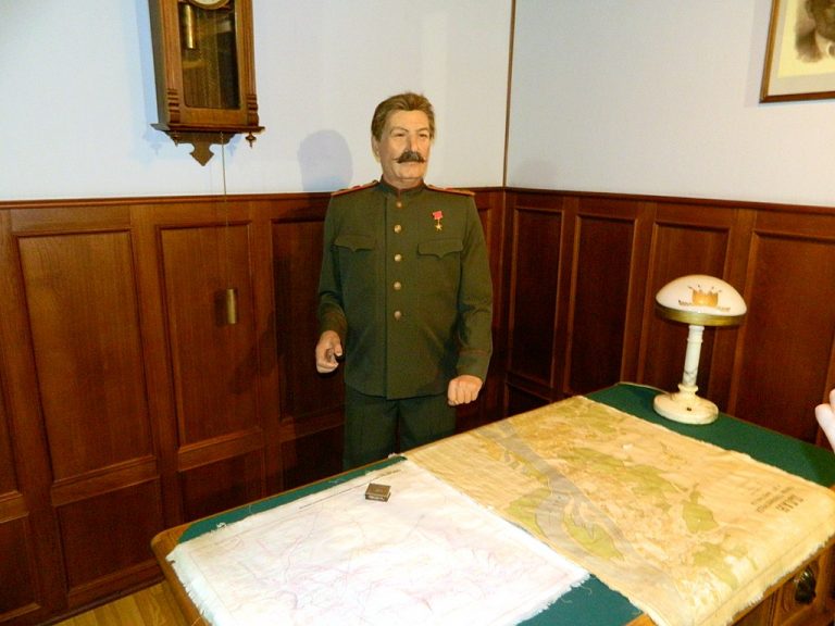 Josif Vissarionovič Stalin chce svým spolupracovníkům rozvázat ústa.