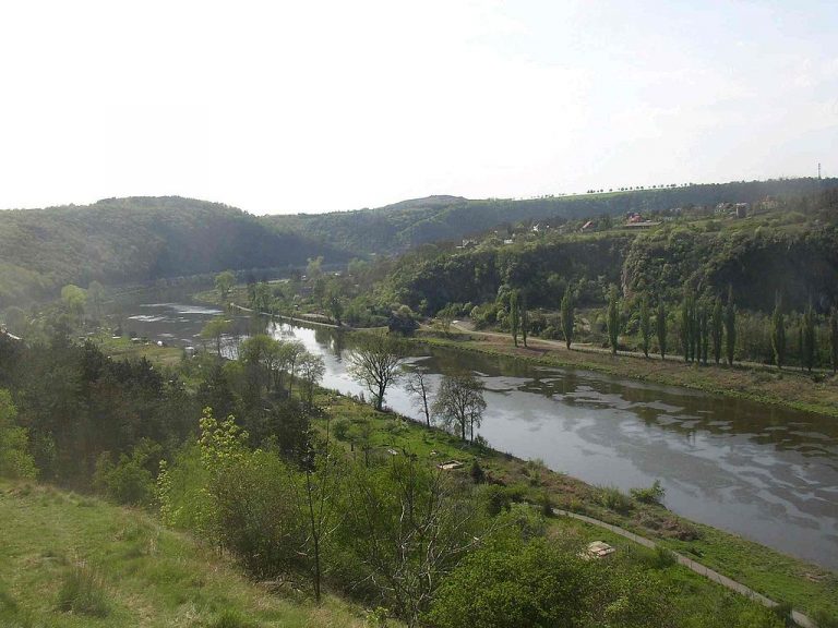Řeka Vltava za Prahou.