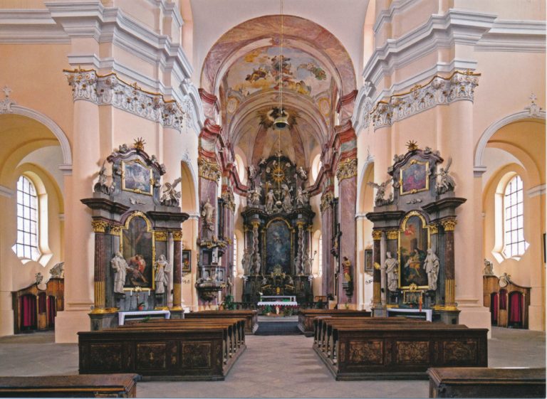 Hlavní oltář přeštického kostela.