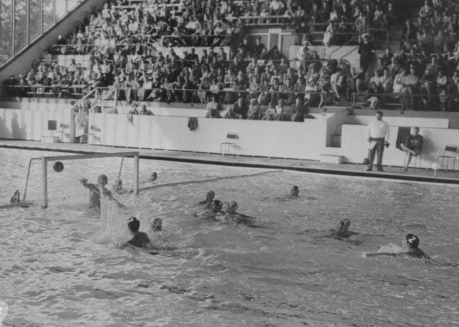 Momentka z olympijského turnaje ve vodním pólu v Melbourne.
