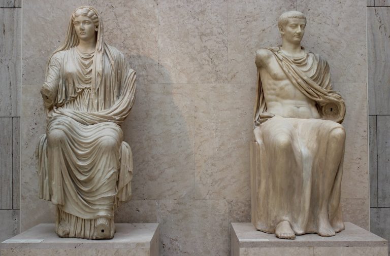 Tiberius (vpravo) se stal císařem jen díky své matce, která se podruhé náramně dobře provdala.