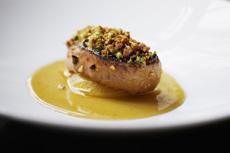 Restované foie gras. Přes veškerou kontroverzi se bohaté máslové chuti stále nedokáže mnoho labužníků zříci.