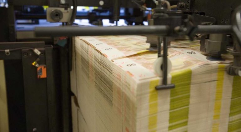Za hodinu se vyrobí až 120 000 bankovek. Na konci je paleta 50eurovek.