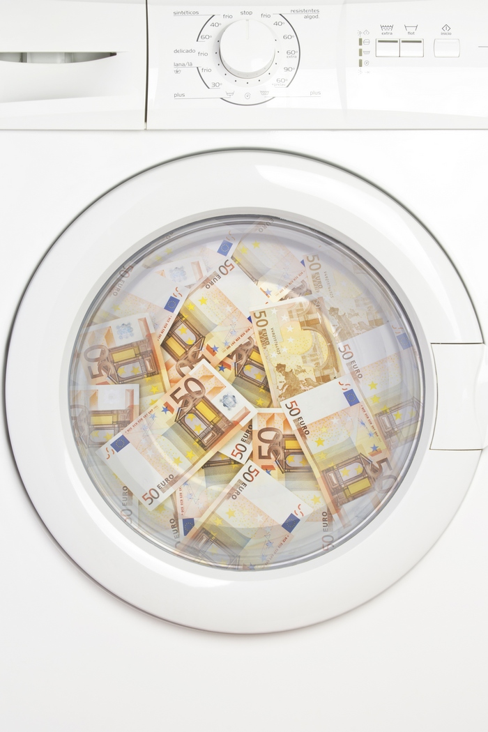 Vyprat eura není těžké – stačí je naházet do pračky, přidat bělící prostředek a zapnout program „praní peněz“. Snadné….