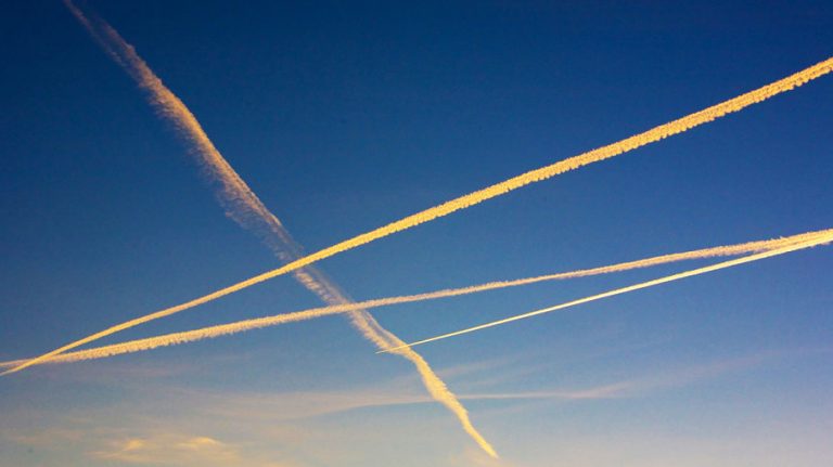 I letecký provoz podněcuje potrhlé konspirační teorie
