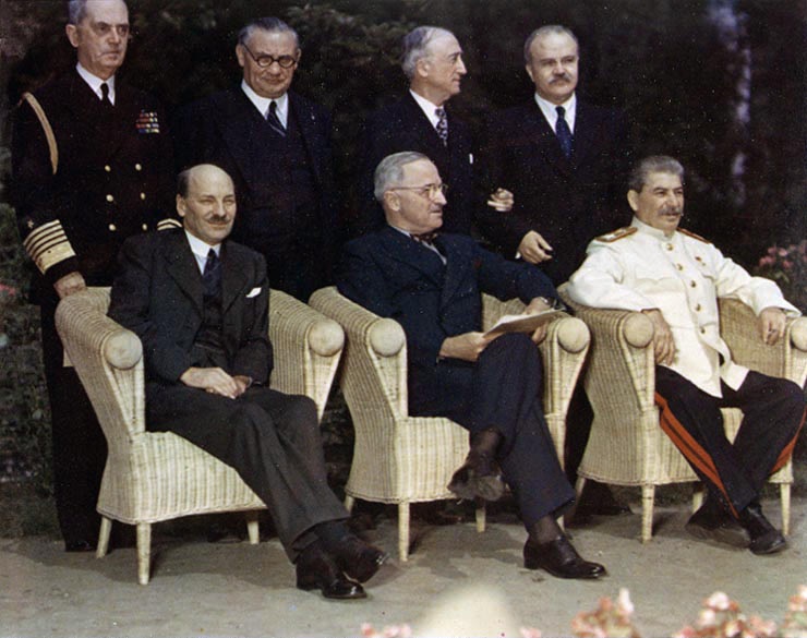 Churchilla uprostřed jednání nahrazuje Clement Attlee (vlevo), místo Roosevelta už USA zastupuje Harry Truman.