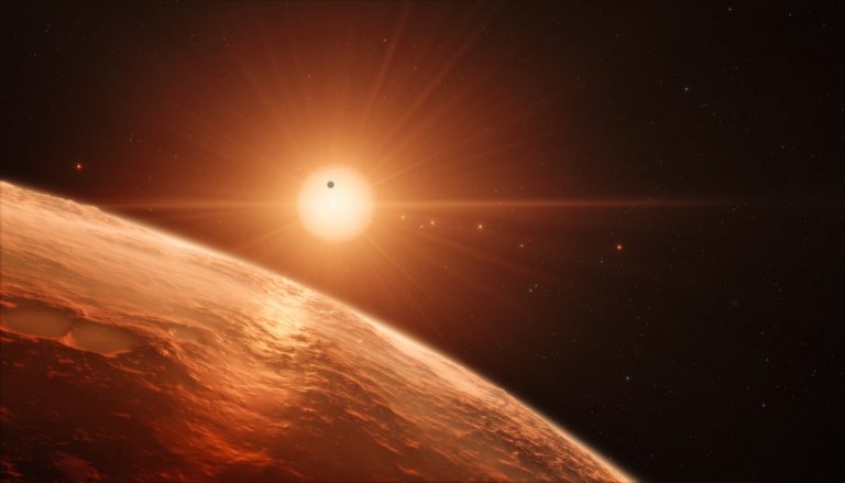 TRAPPIST-1 je červený trpaslík spektrálního typu M8V. Jeho hmotnost dosahuje pouhých 8 % sluneční, poloměr 11,5 % Slunce a celkový zářivý výkon jen 0,05 %.