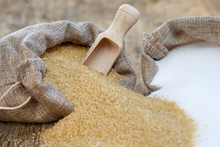 Mezi hnědým a bílým cukrem není velký rozdíl, je to pořád cukr. To samé platí i pro tzv. přírodní cukry. Energie, které v těchto cukrech je, bývá podobná.