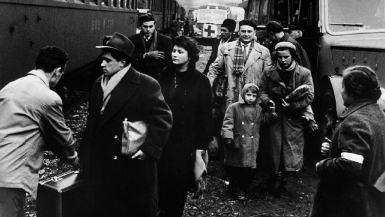 Z Maďarska uprchlo po sovětské intervenci na 200 000 Maďarů.