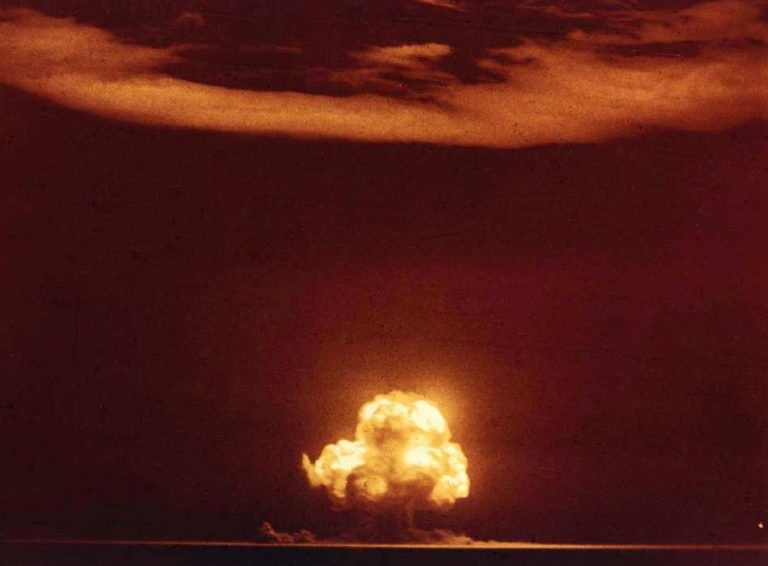 16. července 1945 explodovala v poušti v Novém Mexiku první atomová bomba s kódovým označením Trinity.