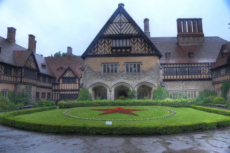 Konference se koná v Cecilienhofu – posledním paláci, který si dal v letech 1914–1917 vybudovat německý panovnický rod Hohenzollernů.