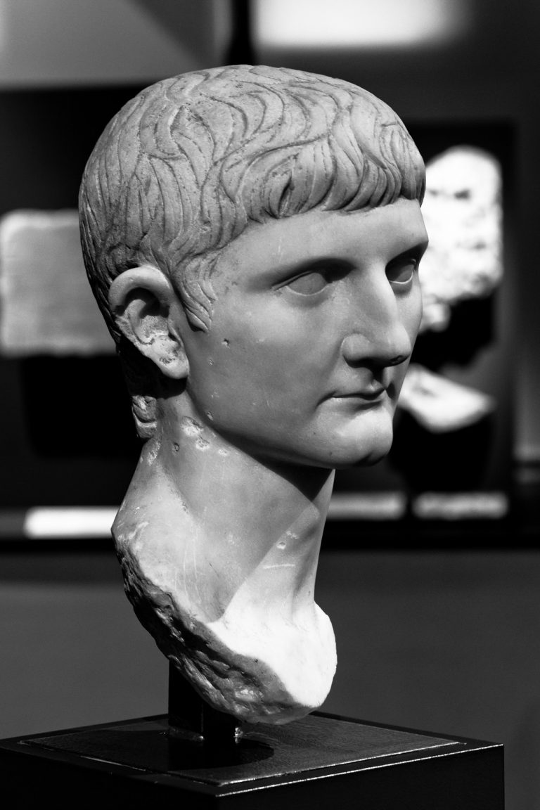 Od Římanů si za své válečné úspěchy Germanicus (na obr.) vyslouží srovnání s Alexandrem Makedonským.