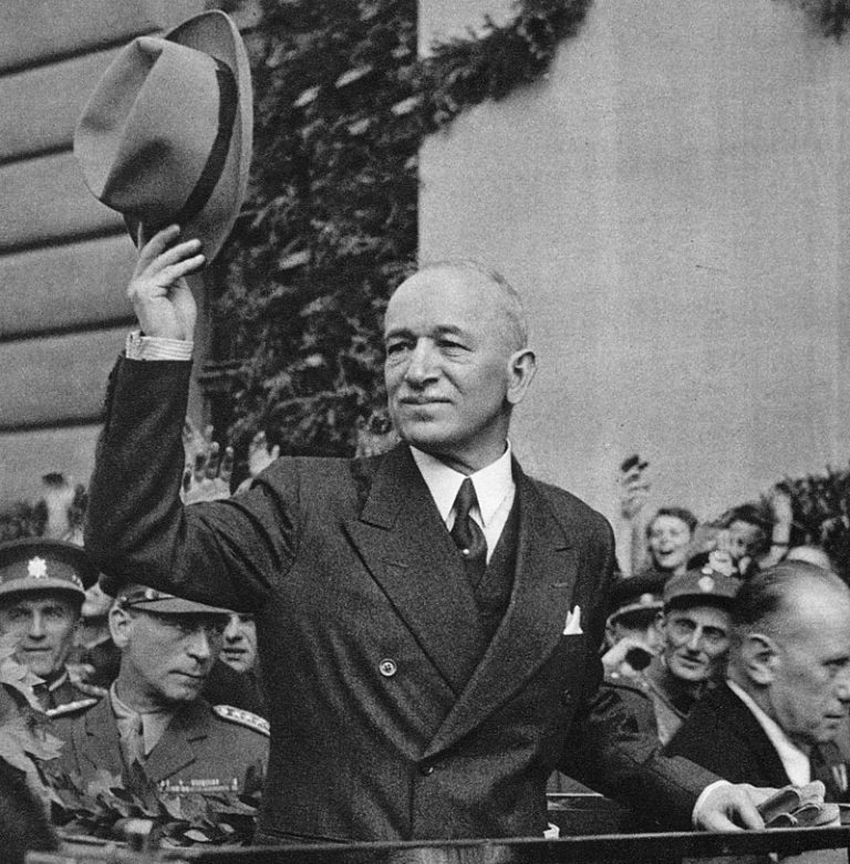 Prezident Edvard Beneš v květnu 1945. Čerstvého navrátilce domů všude provázejí davy lidí.